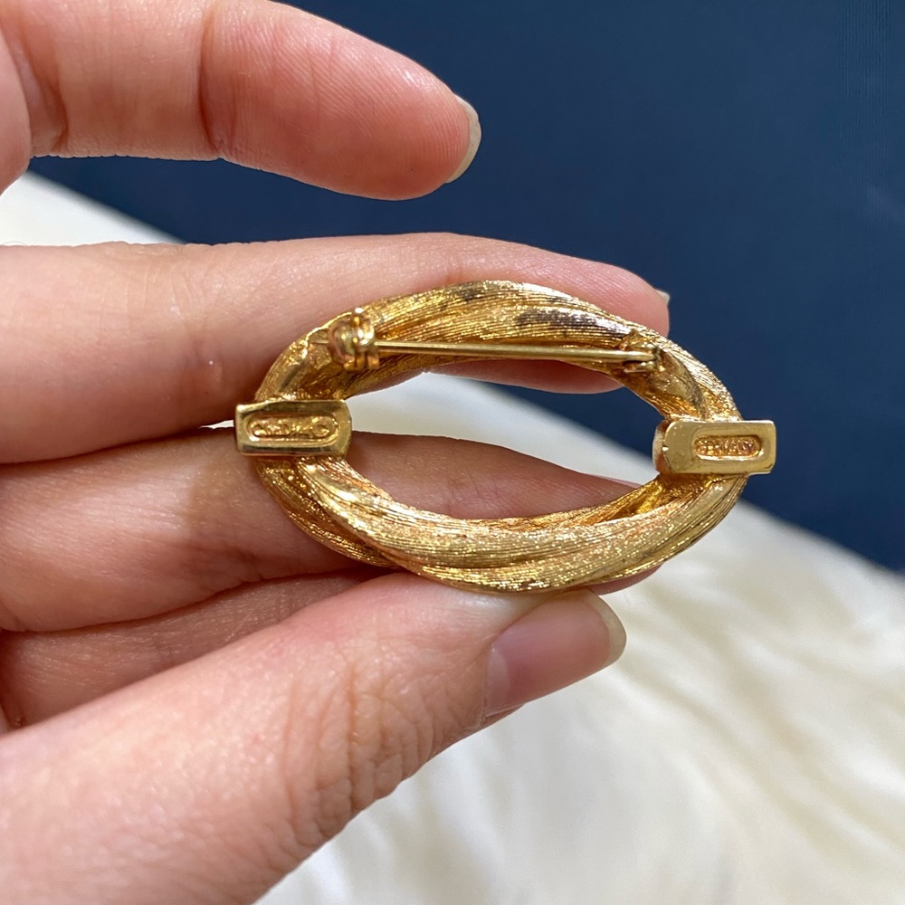 Authentic vintage Dior golden tone brooch - Picture 6 of 7